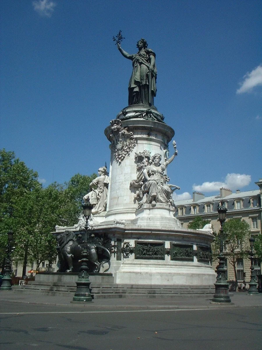 Monument de la place de la République, aux abords du 11e arrondissement