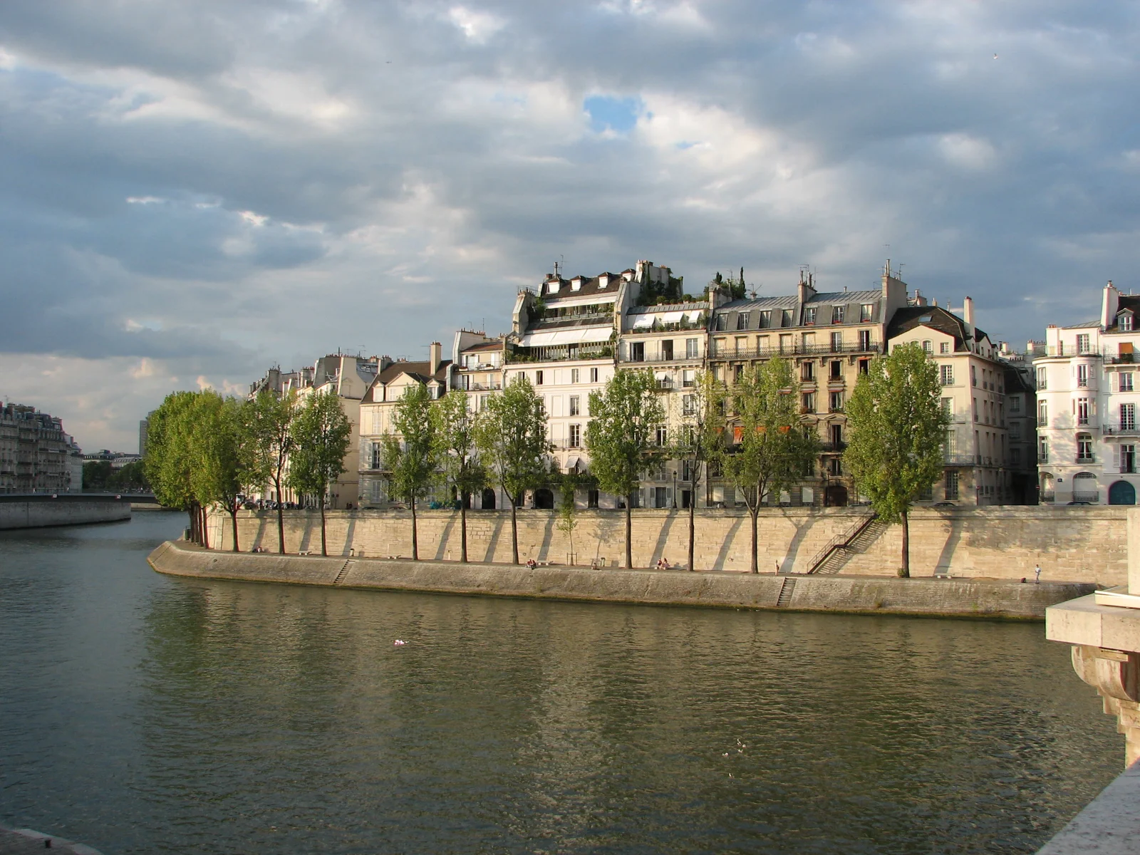 Façades et quai d’Orléans sur l’île Saint-Louis