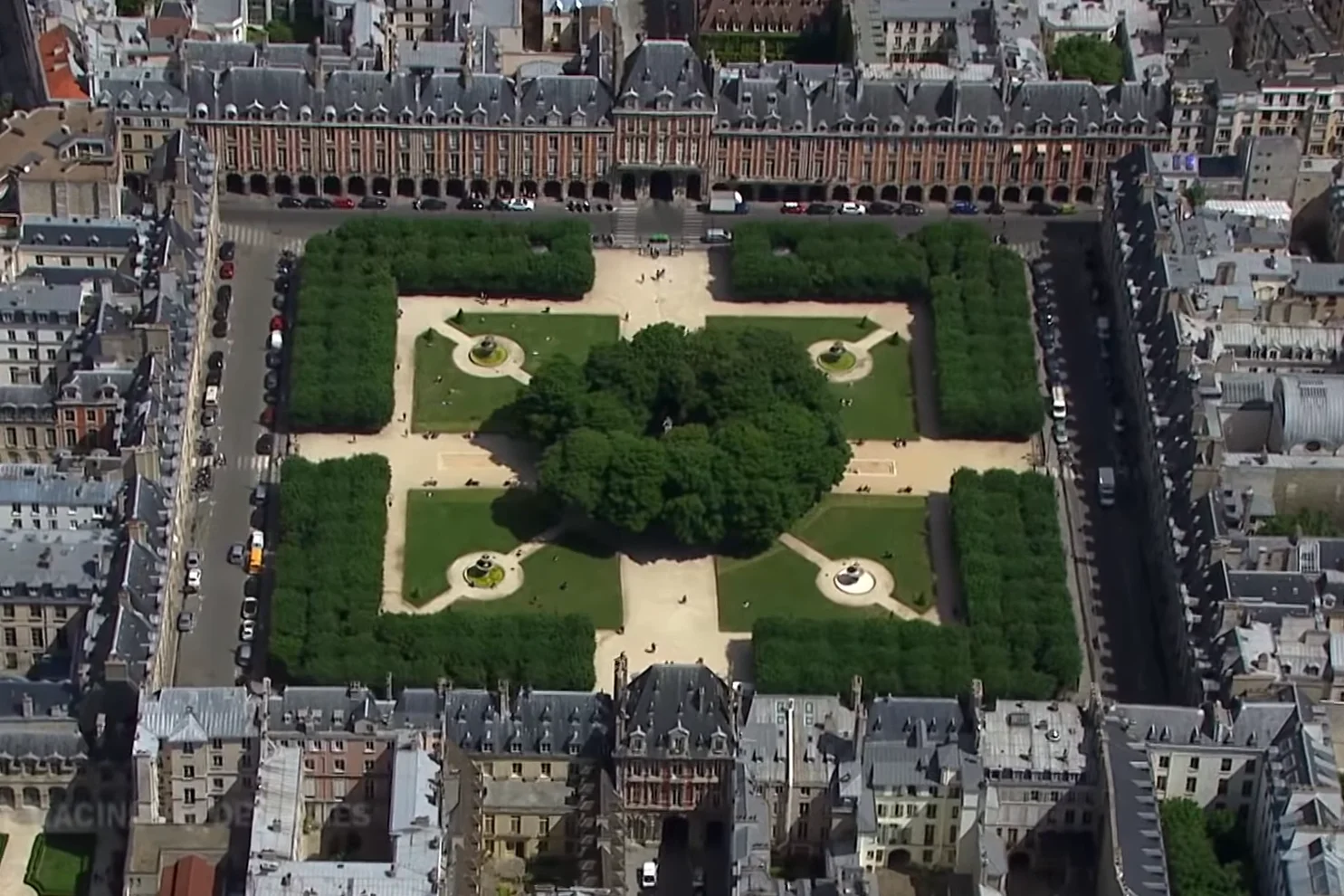 Vue aérienne de la place des Vosges dans le Marais
