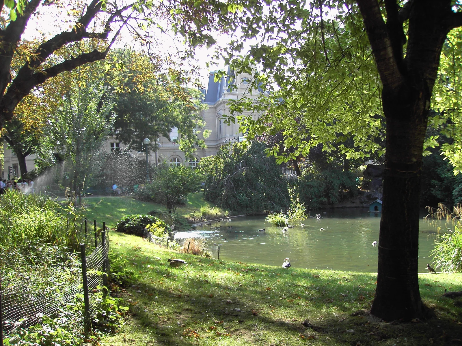 Jardin et bassin du square du Temple dans le 3e arrondissement